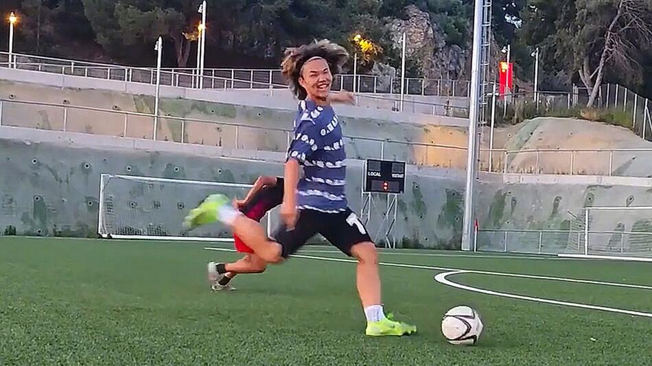 Schuss ins Leere: Junger Fußballer blamiert sich richtig