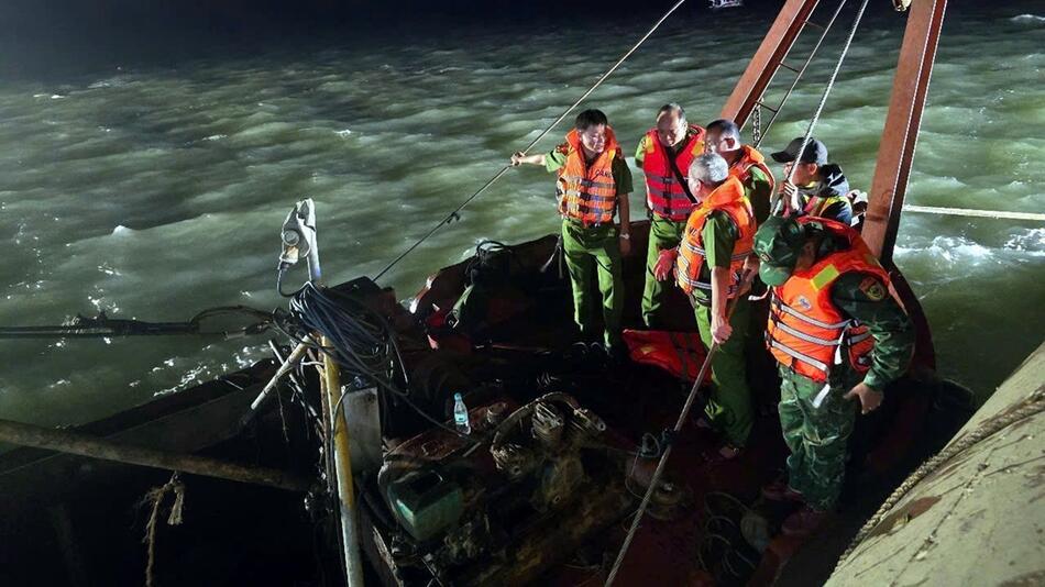 Ausflugsschiff in Vietnam gekentert