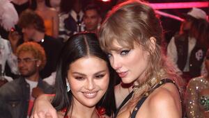 Selena Gomez (li.) und Taylor Swift sind beide verlobt.