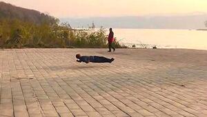 Spiel mit der Schwerkraft: Mann schwebt scheinbar über Platz