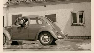 Ein Mann in einem VW Käfer 