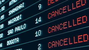 Anzeigentafel am Flughafen mit stornierten Flügen