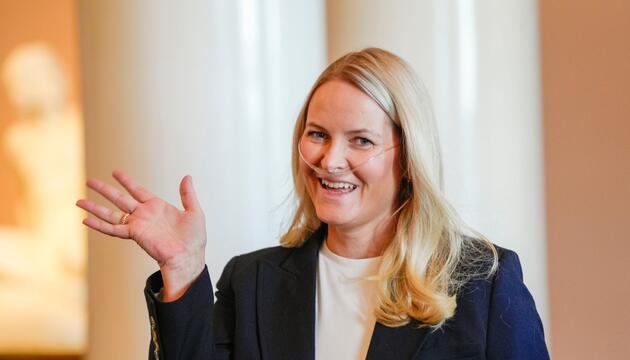 Mette-Marit mit Sauerstoffgerät bei offiziellem Termin