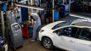 Auto steht in einer Werkstatt