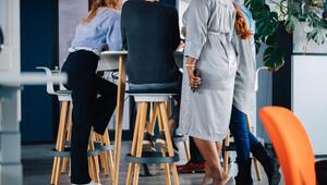 Kollegen unterhalten sich gemeinsam in einem Büro