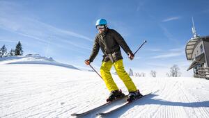 Skifahrer auf der Skipiste mit blauen Himmel