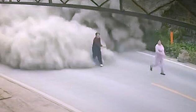 Auf der Flucht vor Zementwolke: Staubwand überrollt Rentner in China