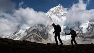 Zwei Bergsteiger im Himalaya Gebirge.