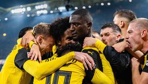 Die Kollegen von Borussia Dortmund feiern den Torschützen Serhou Guirassy