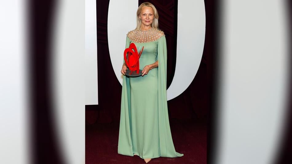 Pamela Anderson wurde als "Global Woman of the Year" ausgezeichnet.