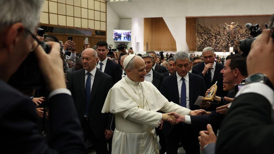Neuer Papst Leo XIV. gibt erstmals Audienz für Presse