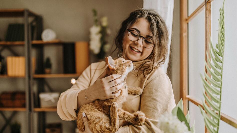 Eine Frau mit einer Katze
