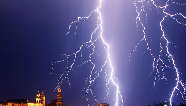 Ein Blitz entlädt sich in Dresden