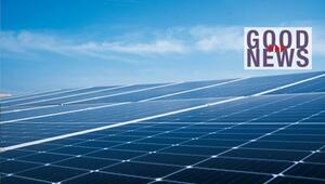 Solarmodule unter blauem Himmel mit dem Schriftzug „Good News“ in lila Buchstaben und roten Pfeilen.