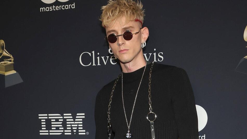 Machine Gun Kelly hat seinen neuesten Körperschmuck mit der Öffentlichkeit geteilt.