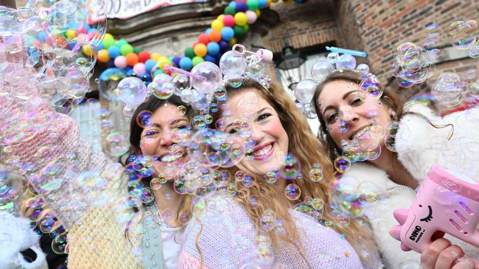 Weiberfastnacht im Rheinland - Beginn des Straßenkarnevals