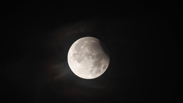 Eine partielle Mondfinsternis.