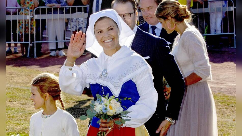 Kronprinzessin Victoria von Schweden trägt an ihrem Geburtstag eine traditionelle Tracht ...