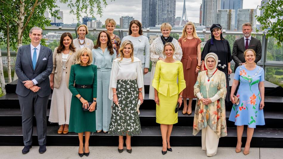 Königin Máxima - im weiß-grünen Outfit - mit den Partnerinnen und Partnern der Staats- und ...
