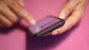 Eine Frau tippt auf einem iPhone