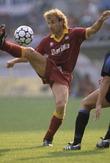 Rudi Völler für die Roma im Duell mit Inter Mailands Riccardo Ferri