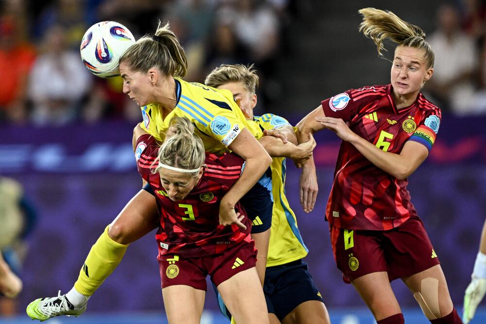 Kathy Hendrich (L) kam zur Halbzeit und fügte sich neben DFB-Kapitänin Janina Minge (R) ein.