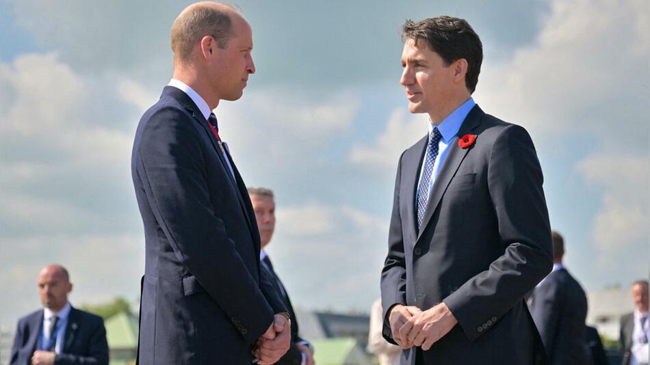 Kanadas Premierminister Justin Trudeau (r.) im Gespräch mit Prinz William in Courseulles-sur-Mer.