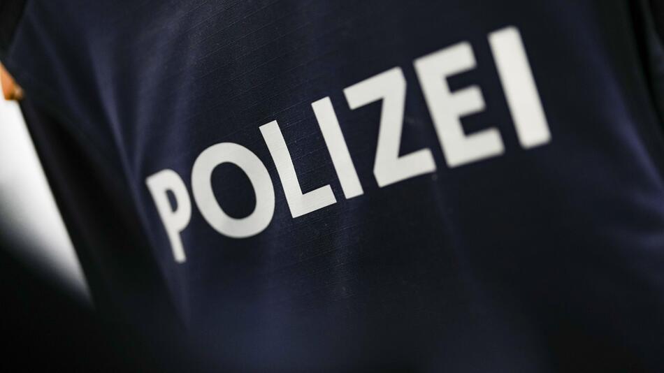 Symbolbild, Jacke mit Aufschrift Polizei