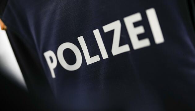 Symbolbild, Jacke mit Aufschrift Polizei