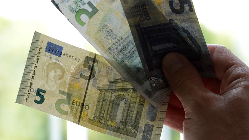 Echter Fünf-Euro-Schein mit Wasserzeichen (l)