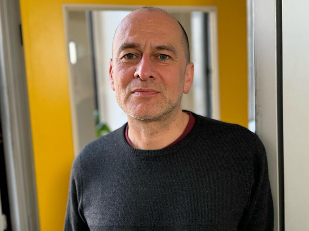 Sandro Mattioli schaut in die Kamera
