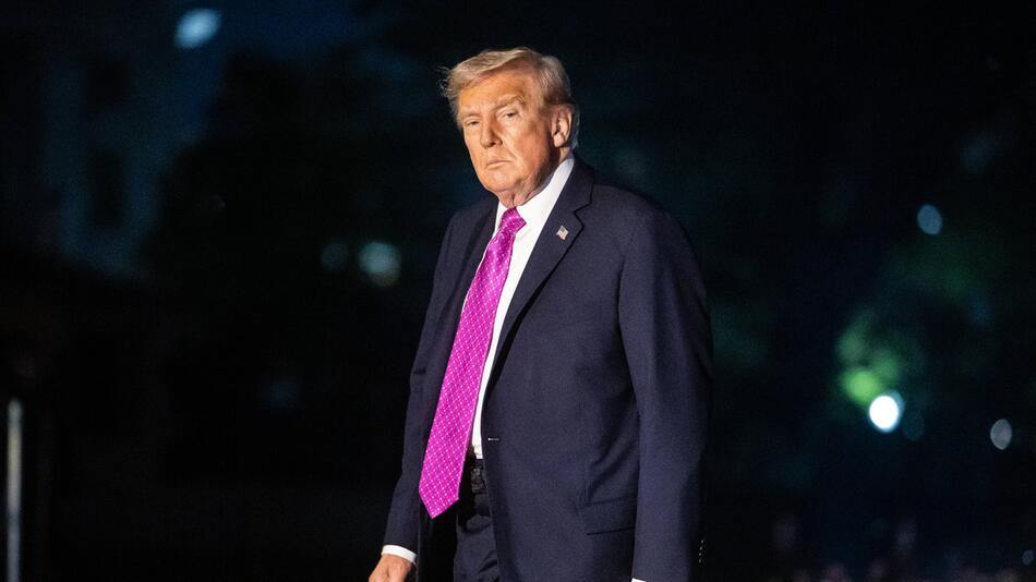 Donald Trump geht in der Nacht.