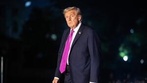 Donald Trump geht in der Nacht.