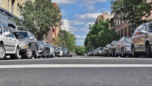 Straße mit parkenden Autos auf beiden Seiten