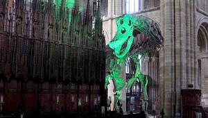 Gigant im Gotteshaus: Weltgrößter Dino zieht in englische Kathedrale ein