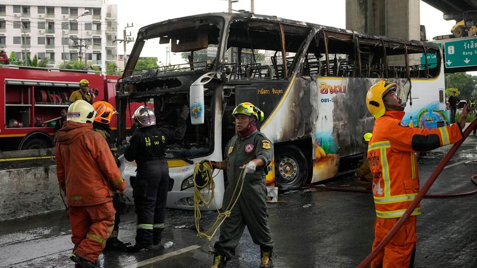 Thailand - Schulbus gerät in Brand