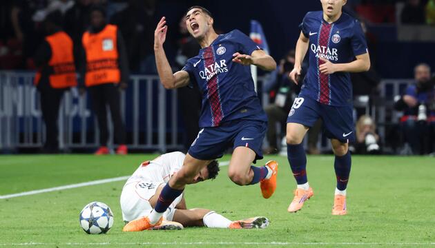 Nach diesem Foul an PSG-Profi Achraf Hakimi sah Bayern-Star Luis Díaz die Rote Karte.