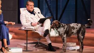 Ralf Dümmel nimmt einen intelligenten Hundenapf unter die Lupe - unter strenger Aufsicht von ...