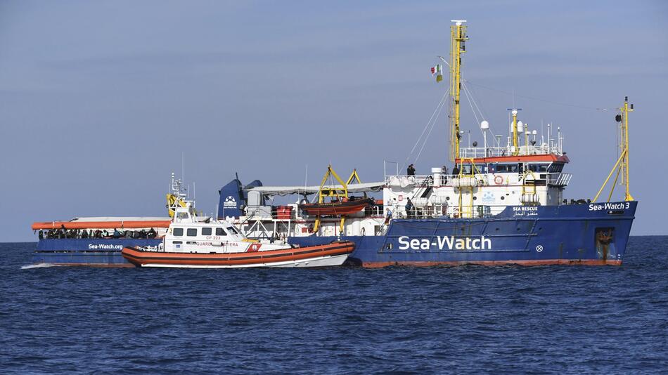 Flüchtlingsschiff "Sea-Watch" vor Küste von Sizilien