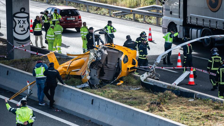 Hubschrauber stürzt auf der Autobahn in Madrid ab