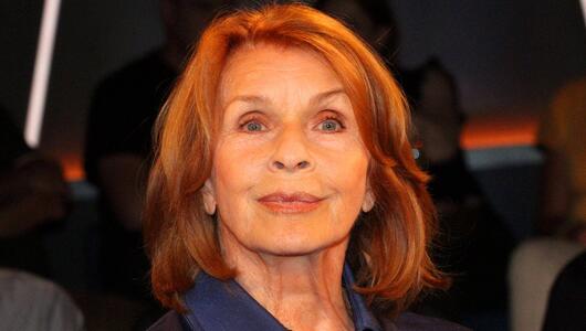 Senta Berger erholt sich gerade von ihrem Oberschenkelbruch in der Reha.