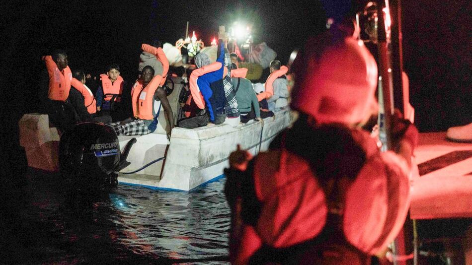 Migranten in Boot auf dem Mittelmeer