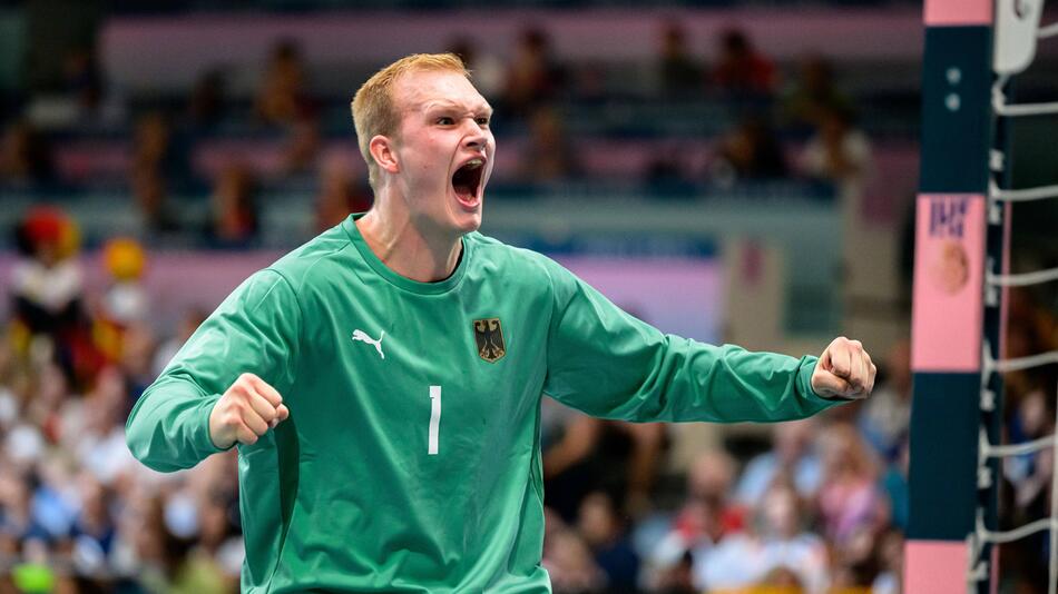 Handball-Nationatorwart David Späth feiert eine seiner Paraden gegen Spanien