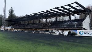 Die abgebrannte Stadiontribüne des FC Haka am Morgen danach.