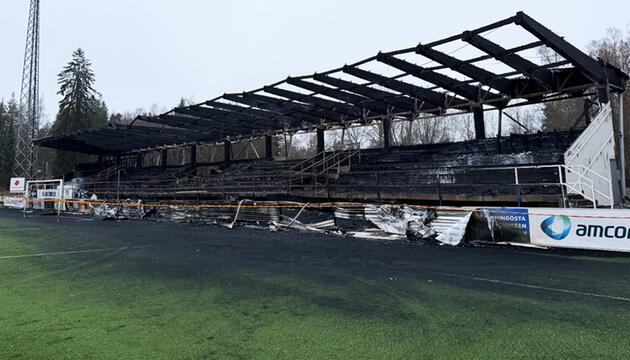 Die abgebrannte Stadiontribüne des FC Haka am Morgen danach.