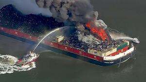 Großbrand auf dem Wasser: Schrottkahn steht in Flammen