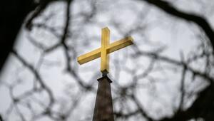 Goldenes Kreuz auf dem Kirchturm