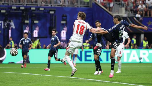 Anthony Gordon trifft zum 1:0 für England.