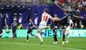 Anthony Gordon trifft zum 1:0 für England.