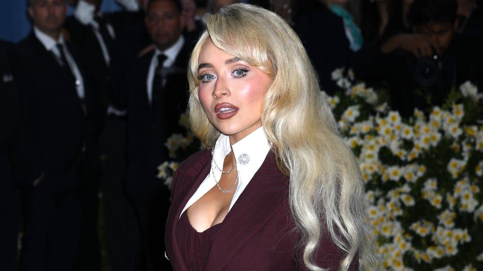 Sabrina Carpenter überrascht mit einem freizügigen Shooting.